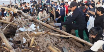 Bali Governor I Wayan Koster participated in a cleanup at Kedonganan Beach, Badung Regency, Friday (February 6, 2026). (BALI PROVINCIAL GOVERNMENT DOCUMENTATION)