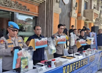 Bali Police Narcotics Investigation Director, Senior Commissioner Radiant (in black shirt) accompanied Bali Police Chief, Inspector General Daniel Adityajaya, during a press conference at the Bali Police Headquarters on Saturday (February 7, 2026).