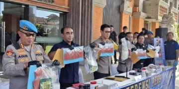 Bali Police Narcotics Investigation Director, Senior Commissioner Radiant (in black shirt) accompanied Bali Police Chief, Inspector General Daniel Adityajaya, during a press conference at the Bali Police Headquarters on Saturday (February 7, 2026).