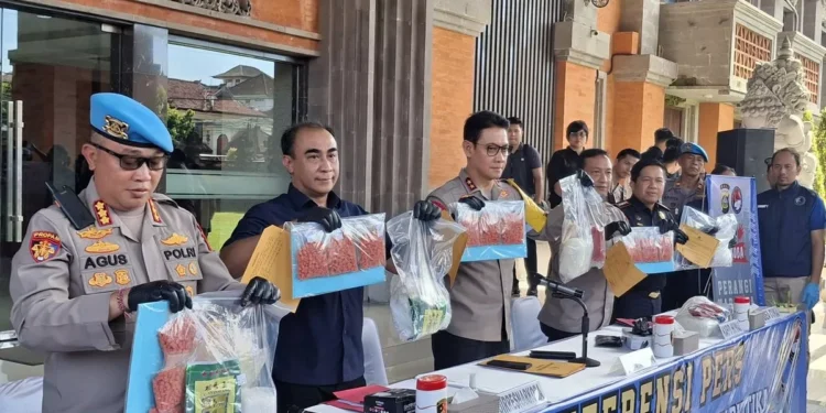 Bali Police Narcotics Investigation Director, Senior Commissioner Radiant (in black shirt) accompanied Bali Police Chief, Inspector General Daniel Adityajaya, during a press conference at the Bali Police Headquarters on Saturday (February 7, 2026).