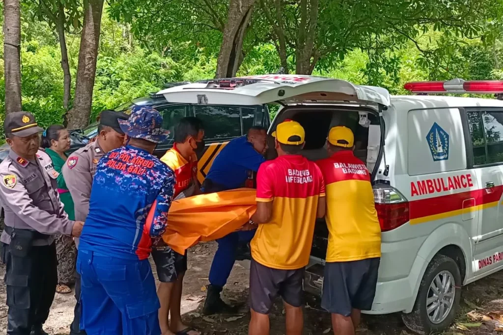 Chinese National Found Dead Off Sawangan Beach, Bali Police Suspect Drowning 1 Police and coast guards evacuate the body of a Chinese tourist, identified as LM (22), who was found dead on Canna Beach, Bali, on Jalan Raya Nusa Dua Selatan, Benoa Village, South Kuta District, Badung Regency, Bali Province, on Thursday (February 12, 2026). /Doc. Denpasar Police Public Relations (Denpasar Police Public Relations Document)