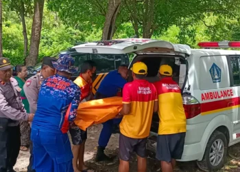 Chinese National Found Dead Off Sawangan Beach, Bali Police Suspect Drowning 40 Police and coast guards evacuate the body of a Chinese tourist, identified as LM (22), who was found dead on Canna Beach, Bali, on Jalan Raya Nusa Dua Selatan, Benoa Village, South Kuta District, Badung Regency, Bali Province, on Thursday (February 12, 2026). /Doc. Denpasar Police Public Relations (Denpasar Police Public Relations Document)