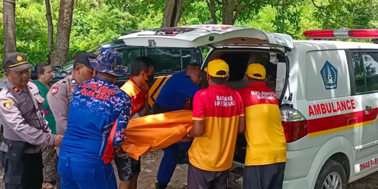 Police and coast guards evacuate the body of a Chinese tourist, identified as LM (22), who was found dead on Canna Beach, Bali, on Jalan Raya Nusa Dua Selatan, Benoa Village, South Kuta District, Badung Regency, Bali Province, on Thursday (February 12, 2026). /Doc. Denpasar Police Public Relations (Denpasar Police Public Relations Document)