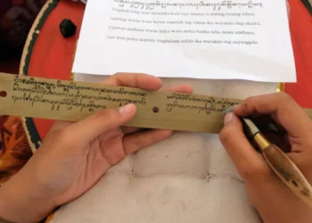 More Than a Script: Bali Mandates Local Aksara, Redefining Cultural Identity in the Global Marketplace 40 Photo of a person writing Balinese script on a palm leaf (Antara/Nyoman Hendra Wibowo)