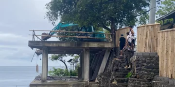Photo: Demolition of a building violating the coastal boundary in Bunutan Village, Abang District, Karangasem, Wednesday (February 11, 2026).