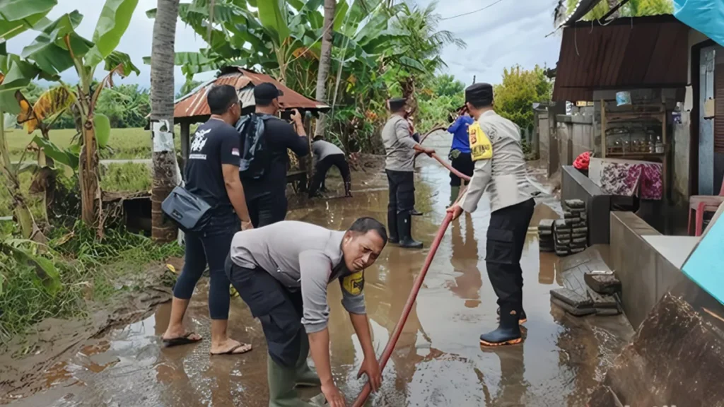After the Deluge: Bali Village Floods Again, Highlighting Recurring Climate Vulnerability 1 Officers carry out emergency response at a residential area in Seririt District, Buleleng, affected by the overflowing Banyu Raras River, Sunday (February 1, 2026). (Photo: Buleleng Police doc.)
