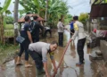 Officers carry out emergency response at a residential area in Seririt District, Buleleng, affected by the overflowing Banyu Raras River, Sunday (February 1, 2026). (Photo: Buleleng Police doc.)
