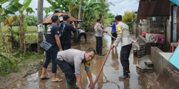 Officers carry out emergency response at a residential area in Seririt District, Buleleng, affected by the overflowing Banyu Raras River, Sunday (February 1, 2026). (Photo: Buleleng Police doc.)