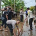 After the Deluge: Bali Village Floods Again, Highlighting Recurring Climate Vulnerability 48 Officers carry out emergency response at a residential area in Seririt District, Buleleng, affected by the overflowing Banyu Raras River, Sunday (February 1, 2026). (Photo: Buleleng Police doc.)
