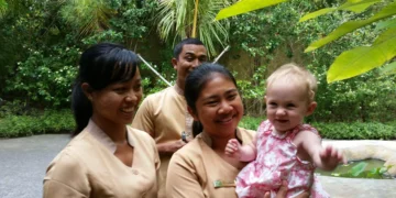 Photo of a toddler from a foreign tourist being carried by hotel staff in Bali (IST)