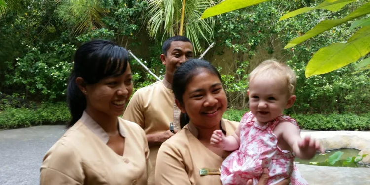 Photo of a toddler from a foreign tourist being carried by hotel staff in Bali (IST)