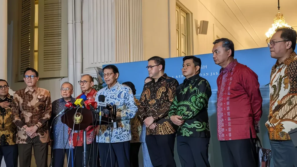 Photo: Press conference between the former Minister of Foreign Affairs and the former Deputy Minister of Foreign Affairs after meeting with Prabowo Subianto at the State Palace, Jakarta, Wednesday (February 4, 2026). (CNBC Indonesia/Emir)