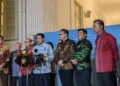 Photo: Press conference between the former Minister of Foreign Affairs and the former Deputy Minister of Foreign Affairs after meeting with Prabowo Subianto at the State Palace, Jakarta, Wednesday (February 4, 2026). (CNBC Indonesia/Emir)