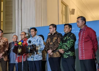 Photo: Press conference between the former Minister of Foreign Affairs and the former Deputy Minister of Foreign Affairs after meeting with Prabowo Subianto at the State Palace, Jakarta, Wednesday (February 4, 2026). (CNBC Indonesia/Emir)