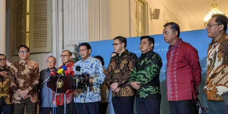 Photo: Press conference between the former Minister of Foreign Affairs and the former Deputy Minister of Foreign Affairs after meeting with Prabowo Subianto at the State Palace, Jakarta, Wednesday (February 4, 2026). (CNBC Indonesia/Emir)