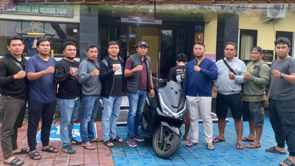 Swift Bali Arrest After Brazen Snatch: New Zealand Tourist Targeted in Ubud 1 Photo: I Ketut Agus, also known as Ketut Nyamprut (20), was arrested by police for robbing a New Zealand citizen on Jalan Tirta Tawar, Hamlet Kutuh Kaja, Petulu Village, Ubud District, Gianyar, Sunday (January 25, 2026). (Gianyar Police Department Document)