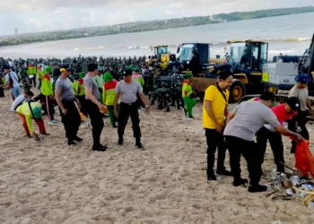 Photo: Bali Police, along with soldiers and the community, clean up Kedongan Beach, Kuta District, Badung, Bali, Tuesday (February 3, 2026). (Doc. Bali Police)
