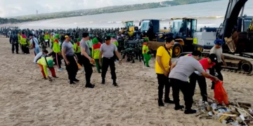 Photo: Bali Police, along with soldiers and the community, clean up Kedongan Beach, Kuta District, Badung, Bali, Tuesday (February 3, 2026). (Doc. Bali Police)