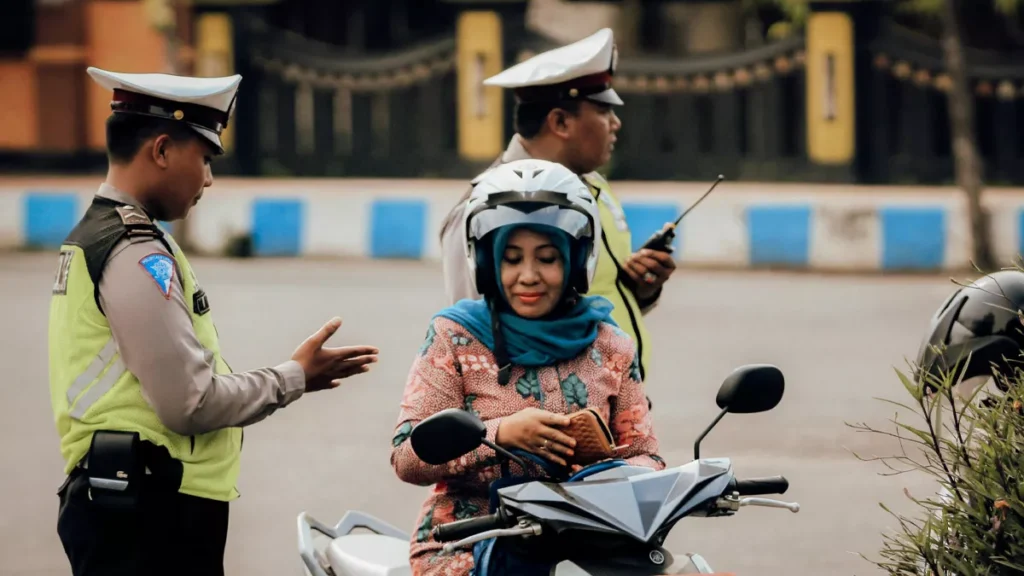 Illustration photo of police checking vehicle documents (Hey Bali)