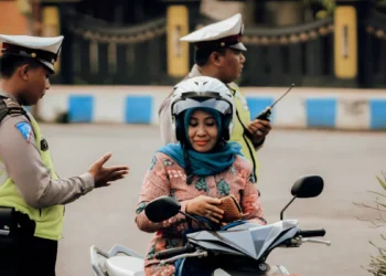 Illustration photo of police checking vehicle documents (Hey Bali)