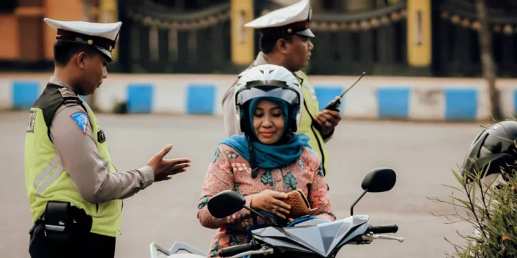 Illustration photo of police checking vehicle documents (Hey Bali)