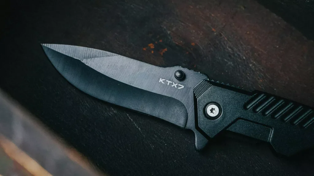 Photo Close-up of a Black Survival Knife
