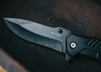Photo Close-up of a Black Survival Knife