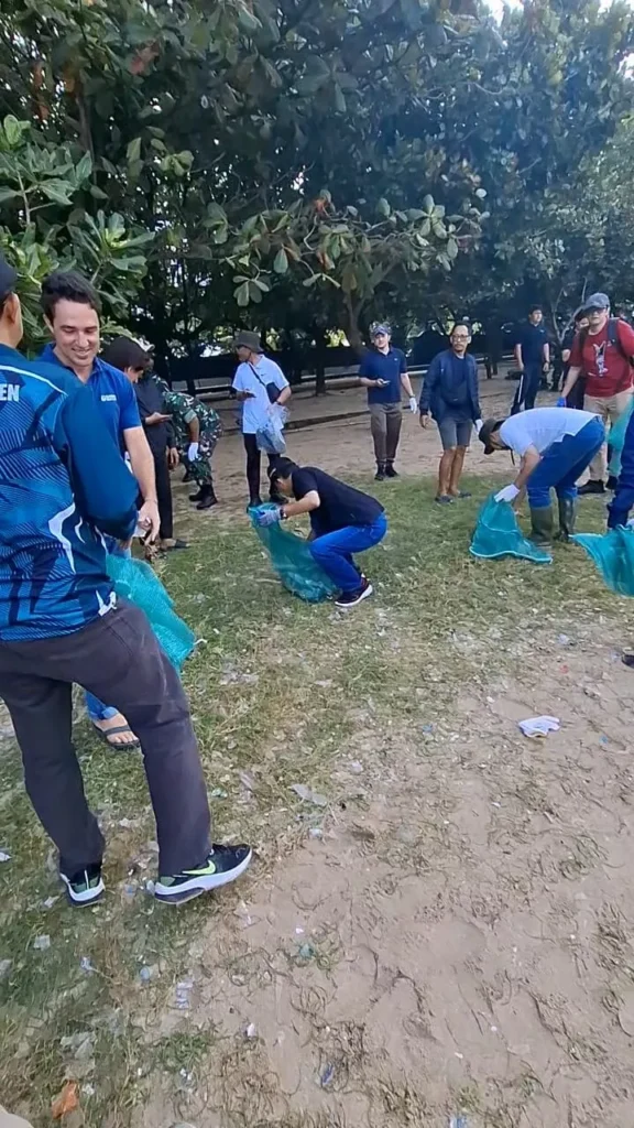 Why Bali's Governor Is Picking Up Beach Trash Himself 38
Photo of I Wayan Koster, Governor of Bali (squatting, wearing jeans, black polo shirt and hat) picking up trash, February 6, 2026 (Hey Bali News)