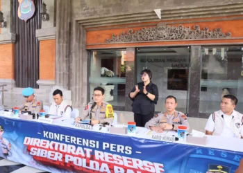 Photo: Bali Police Chief Inspector General Daniel Adityajaya at a press conference on the disclosure of an international online gambling network, Saturday (February 7, 2026). (Doc. Bali Police)
