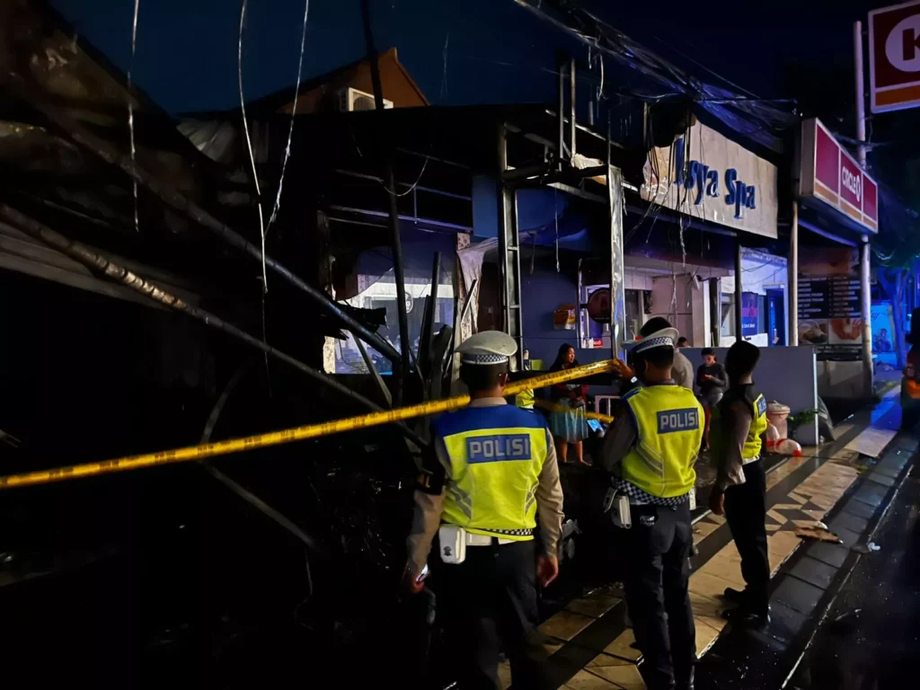 Kuta Police officers set up police tape at a motorcycle rental on Jalan Drupadi, Seminyak Village, Kuta District, Badung Regency, Bali Province, which caught fire early Monday (February 9, 2026). /Doc. Denpasar Police Public Relations (Denpasar Police Public Relations Document)