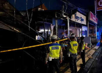 Kuta Police officers set up police tape at a motorcycle rental on Jalan Drupadi, Seminyak Village, Kuta District, Badung Regency, Bali Province, which caught fire early Monday (February 9, 2026). /Doc. Denpasar Police Public Relations (Denpasar Police Public Relations Document)