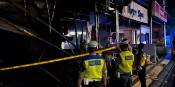 Kuta Police officers set up police tape at a motorcycle rental on Jalan Drupadi, Seminyak Village, Kuta District, Badung Regency, Bali Province, which caught fire early Monday (February 9, 2026). /Doc. Denpasar Police Public Relations (Denpasar Police Public Relations Document)