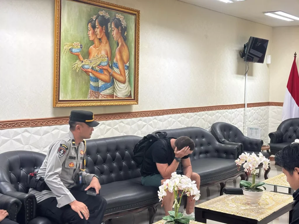 British Interpol Fugitive Arrested at Bali Airport After Arrival from Singapore 3 A British Interpol fugitive with the initials SL was apprehended by immigration officers upon landing at I Gusti Ngurah Rai International Airport, Bali, Saturday (March 28, 2026). (Photo: Doc. Ngurah Rai Immigration Office)