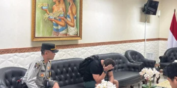 A British Interpol fugitive with the initials SL was apprehended by immigration officers upon landing at I Gusti Ngurah Rai International Airport, Bali, Saturday (March 28, 2026). (Photo: Doc. Ngurah Rai Immigration Office)