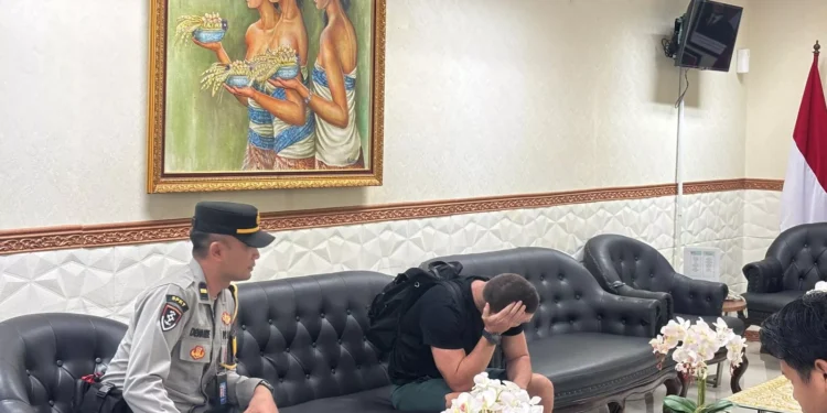 A British Interpol fugitive with the initials SL was apprehended by immigration officers upon landing at I Gusti Ngurah Rai International Airport, Bali, Saturday (March 28, 2026). (Photo: Doc. Ngurah Rai Immigration Office)