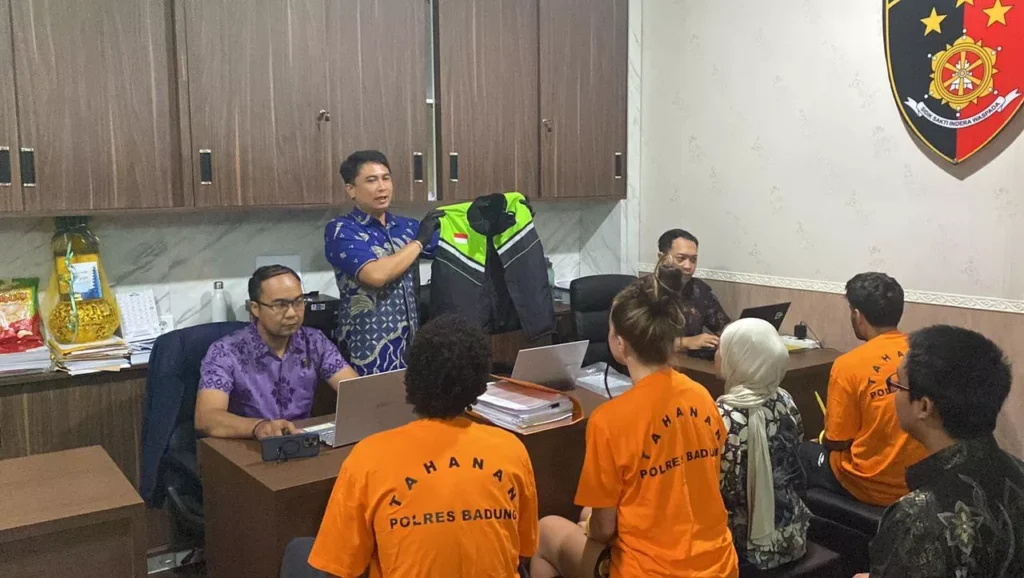 French and Italian Tourists Face 10 Years in Prison Over Bali Explicit Video Using Ojek Jackets 39
The three suspects who made pornographic films in Bali when questioned by the Badung Police, investigators were seen showing evidence in the form of an online motorcycle taxi vest which was used as a prop for a pornographic film.