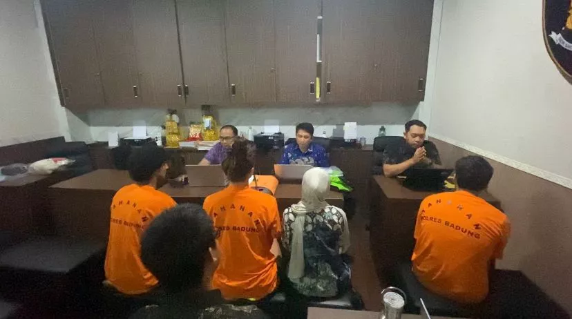 French and Italian Tourists Face 10 Years in Prison Over Bali Explicit Video Using Ojek Jackets 38 The three suspects who made pornographic films in Bali were questioned by the Badung Police.
