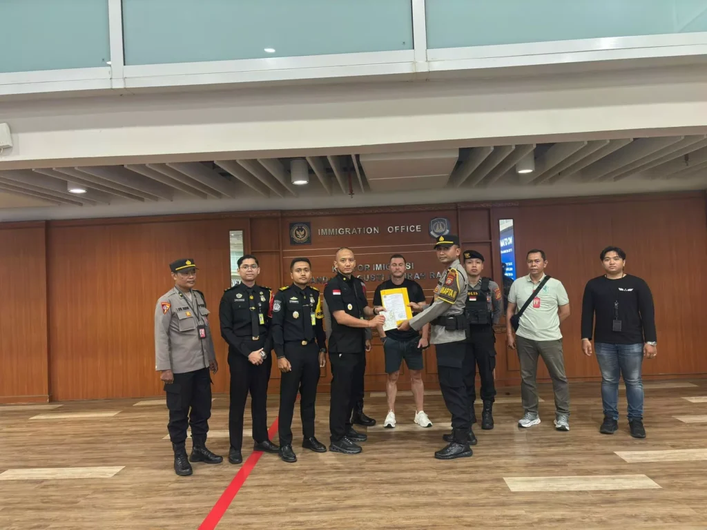 British Interpol Fugitive Arrested at Bali Airport After Arrival from Singapore 38 A British Interpol fugitive with the initials SL was apprehended by immigration officers upon landing at I Gusti Ngurah Rai International Airport, Bali, Saturday (March 28, 2026). (Photo: Doc. Ngurah Rai Immigration Office)