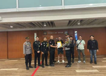 A British Interpol fugitive with the initials SL was apprehended by immigration officers upon landing at I Gusti Ngurah Rai International Airport, Bali, Saturday (March 28, 2026). (Photo: Doc. Ngurah Rai Immigration Office)