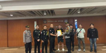 A British Interpol fugitive with the initials SL was apprehended by immigration officers upon landing at I Gusti Ngurah Rai International Airport, Bali, Saturday (March 28, 2026). (Photo: Doc. Ngurah Rai Immigration Office)