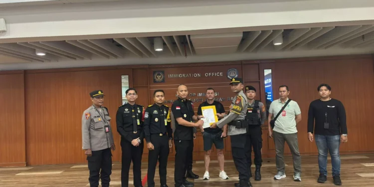 A British Interpol fugitive with the initials SL was apprehended by immigration officers upon landing at I Gusti Ngurah Rai International Airport, Bali, Saturday (March 28, 2026). (Photo: Doc. Ngurah Rai Immigration Office)
