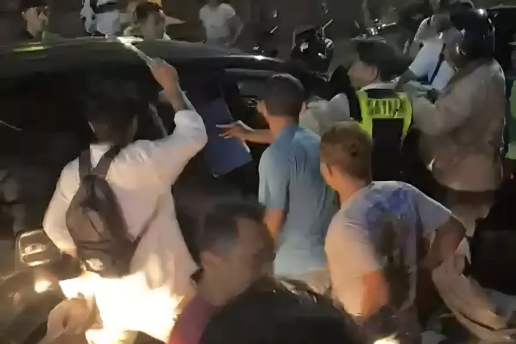 A screenshot of a video of a car being vandalized by a mob on Jalan Pantai Kuta, Badung Regency, Bali Province, on Wednesday (March 25, 2026). /Doc. Denpasar Police Public Relations (Denpasar Police Public Relations Document)
