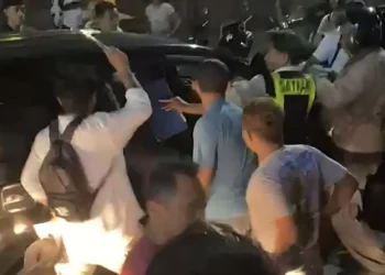 A screenshot of a video of a car being vandalized by a mob on Jalan Pantai Kuta, Badung Regency, Bali Province, on Wednesday (March 25, 2026). /Doc. Denpasar Police Public Relations (Denpasar Police Public Relations Document)