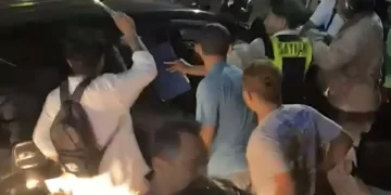A screenshot of a video of a car being vandalized by a mob on Jalan Pantai Kuta, Badung Regency, Bali Province, on Wednesday (March 25, 2026). /Doc. Denpasar Police Public Relations (Denpasar Police Public Relations Document)