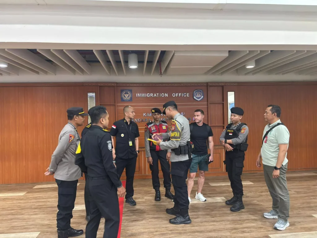 British Interpol Fugitive Arrested at Bali Airport After Arrival from Singapore 39 A British Interpol fugitive with the initials SL was apprehended by immigration officers upon landing at I Gusti Ngurah Rai International Airport, Bali, Saturday (March 28, 2026). (Photo: Doc. Ngurah Rai Immigration Office)