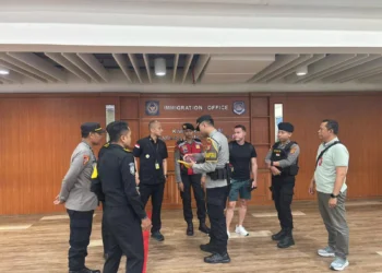 A British Interpol fugitive with the initials SL was apprehended by immigration officers upon landing at I Gusti Ngurah Rai International Airport, Bali, Saturday (March 28, 2026). (Photo: Doc. Ngurah Rai Immigration Office)