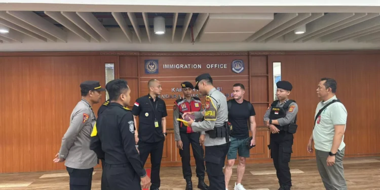A British Interpol fugitive with the initials SL was apprehended by immigration officers upon landing at I Gusti Ngurah Rai International Airport, Bali, Saturday (March 28, 2026). (Photo: Doc. Ngurah Rai Immigration Office)