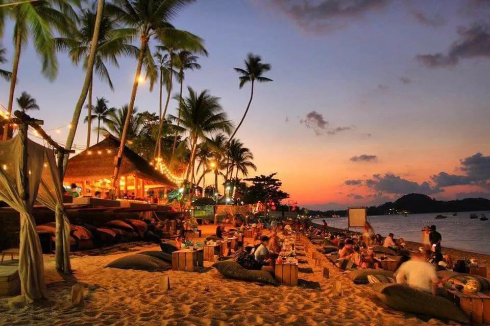 Nusa Ceningan Guide: Best Things to Do on Bali’s Quiet Island Escape 42
Photo at one of the bars in Nusa Ceningan at sunset (IST)