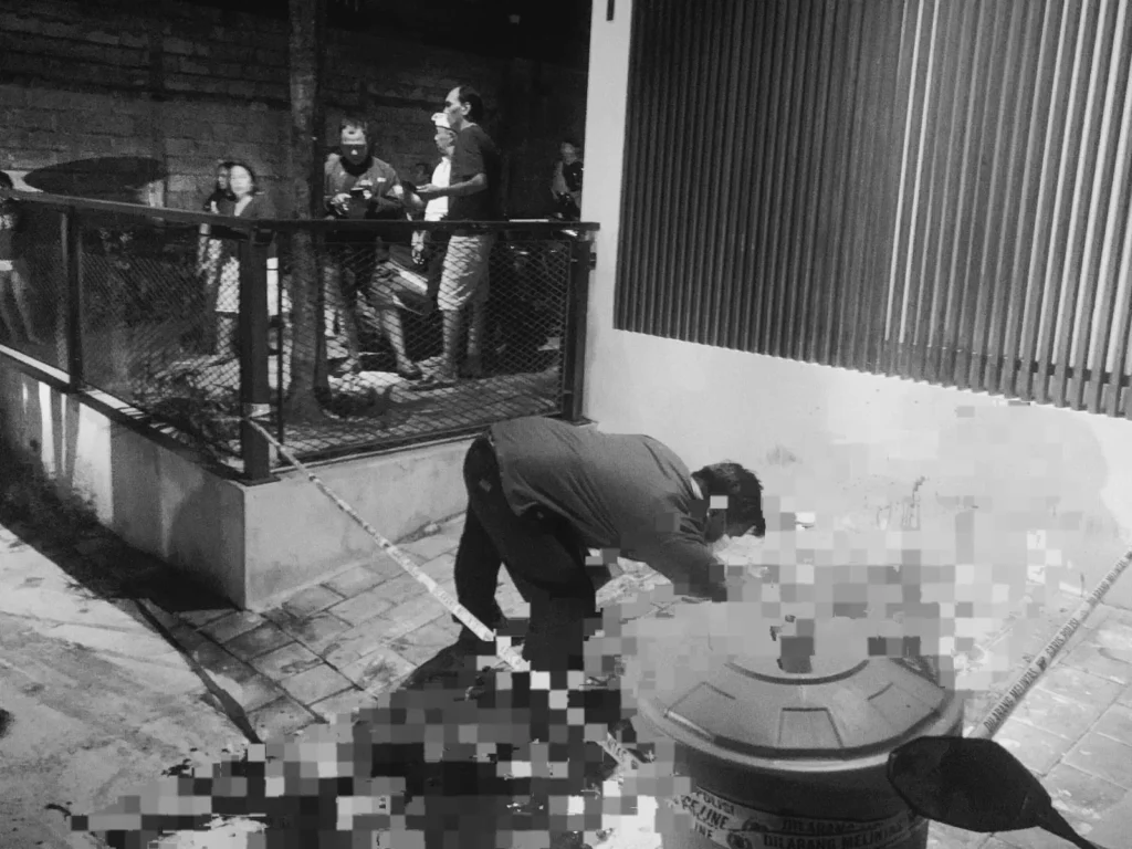 CHECKING THE CRIME SCENES: Police officers inspect the crime scene (TKP) of a murder that occurred in Kerobokan, North Kuta District, Bali. (Radar Bali)