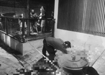 CHECKING THE CRIME SCENES: Police officers inspect the crime scene (TKP) of a murder that occurred in Kerobokan, North Kuta District, Bali. (Radar Bali)